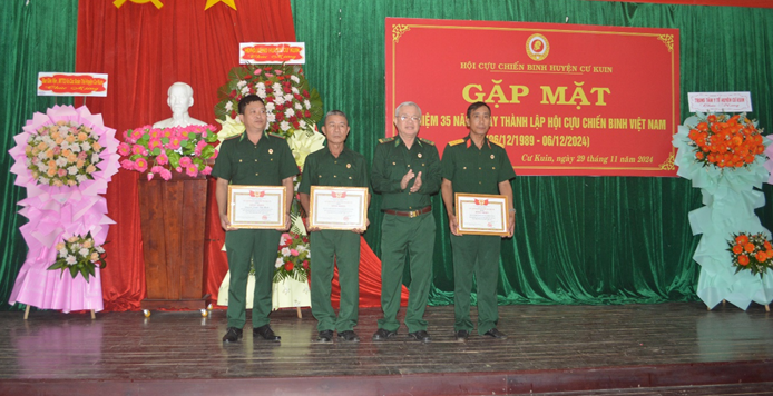 HỘI CCB HUYỆN CƯ KUIN GẶP MẶT CÁC THẾ HỆ CCB NHÂN KỶ NIỆM 35 NĂM NGÀY THÀNH LẬP HỘI CCB VIỆT NAM